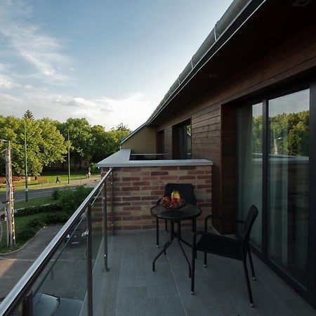 Almasy Apartmanhaz Gyula Exteriör bild