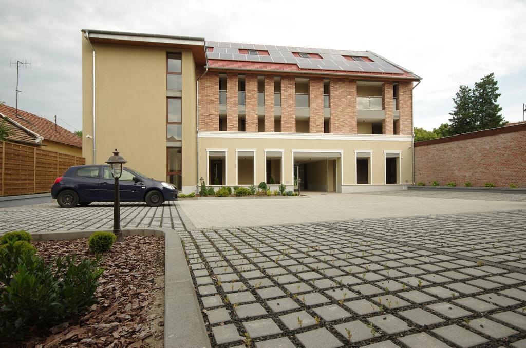 Almasy Apartmanhaz Gyula Exteriör bild