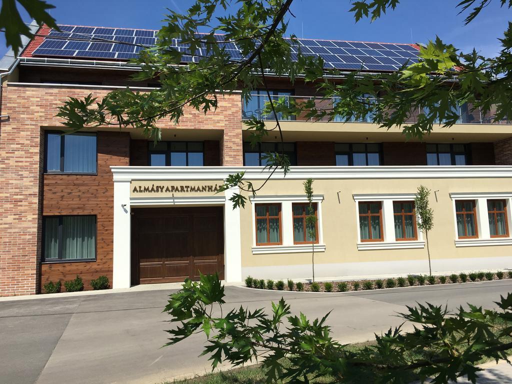 Almasy Apartmanhaz Gyula Exteriör bild